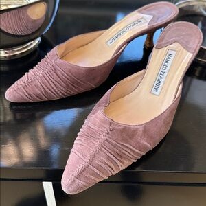 Manolo Blahnik Suede Kitten Heel 37.5